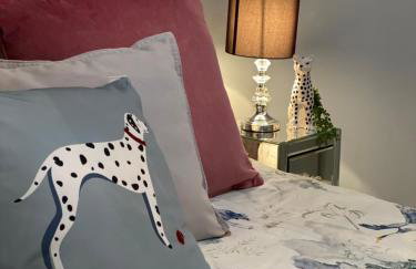 Lovely 3 bed with jacuzzi, close to airport, driveway, wifi - Foto 8