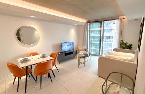 High Floor Modern 1BR Stunning Views Balcony Portable AC Free Parking - Photo 11