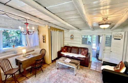 Log Casita Overlooking Pond and Waterfall near Taos, New Mexico - Foto 13