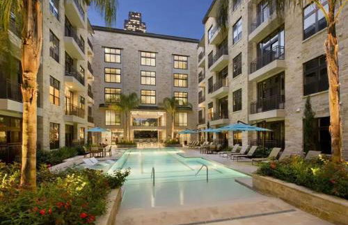 Galleria King Luxury Suite - Walk to Mall - Pool View - Foto 9