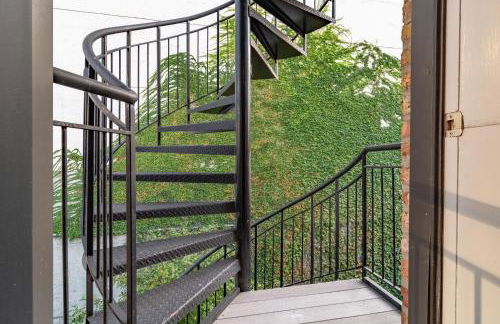 Luxurious Gold Coast 4BR 4-Story Villa with Parking Sleeps 12 Guests - Photo 40