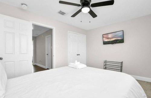 Tranquil 4-BR Oasis With Pool & Backyard Bliss! - Foto 43