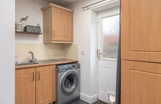 Spacious 5-Bed Detached House, Sleeps 10, Parking - Photo 17