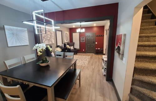 King Bed In Main Floor - Downtown Vacation Rental - Foto 31