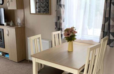 Mollys Retreat pet friendly three bed caravan with small garden Newquay Bay Resort Quieter area of park - Foto 7