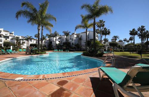 Luxury Beachfront Apartment with Pool in Costalita - Photo 19