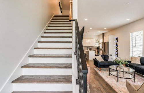 Nash House & Bars of Broadway with Patio Bar and Views! 8min Downtown! Sleeps 12! - Foto 14