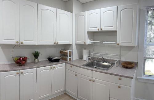 Stylish 3BR Revere Home Sleeps 8 Near Boston, Revere Beach and Airport - Foto 25