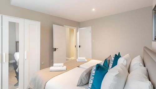 Earthy Elegance Stylish 4BR for Urban Escapes - Foto 3, towels, wardrobe