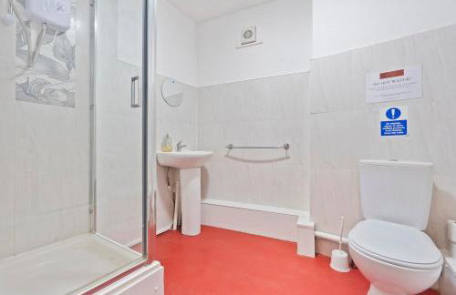 Central Dudley Stay-Sleeps 3, Kitchen&Free Parking - Photo 17