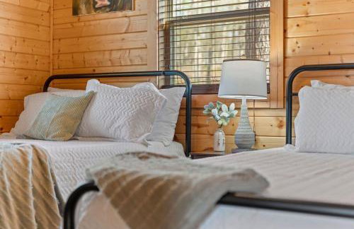 Cabin 5 Mtn View Cabin Near River with Hot Tub and Fire Pit - Foto 42