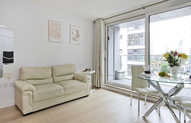 Spacious Flat Near South Bank by Underthedoormat - Photo 1