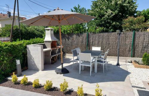 Cerca de Barcelona, y entre tres Parques Naturales, casa de 4 habitaciones y 2 baños con piscina, barbacoa y chimenea - Foto 1