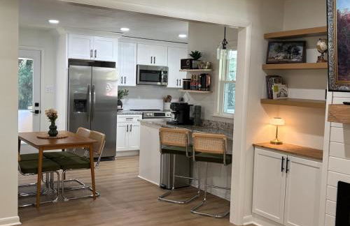 Modern 3 bedroom home downtown Forest city outstanding backyard, pet friendly - Foto 28