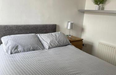 The Lawrence, Redcar - 2 Bedroom Victorian House - Free On-Street Permit Parking, Fast Wifi, Virgin TV - Perfect for Contractors, Families and Couples - Foto 16