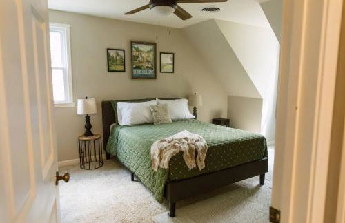 ~ The Cozy Farmhouse ~ | Sleeps 10+ | Farm Views - Foto 47