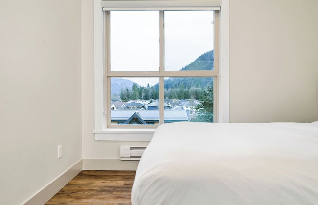 3BR Lakeside Penthouse Retreat - Photo 3