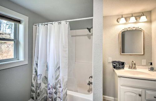 11 Mi to Lake Ouachita Family Cabin with Yard - Foto 13