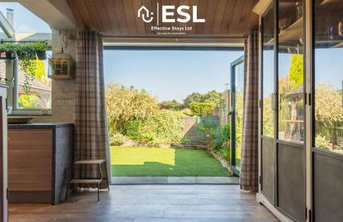 Charming Cottage 3-Bedrooms Sleeps 8 & Hot Tub - Photo 18