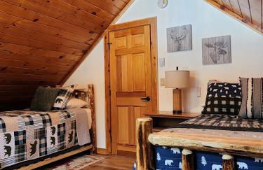 Stylish Forest Lodge with Large Hot Tub, Firepit and Fireplace minutes to Gore Mountain - Foto 43