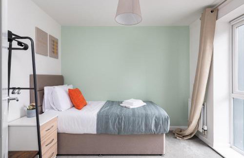 4 Bedroom House By Humming Nest Short Lets & Serviced Accommodation Milton Keynes With Free WiFi & Parking - Foto 9