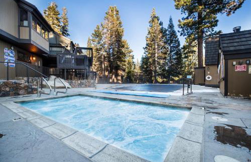 Mammoth Basecamp Condo with Views near Village with AC and Fireplace - Foto 15