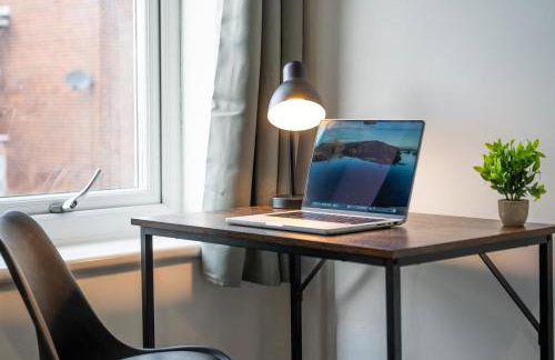 Comfortable 4 Bed Home - Free Parking & Fast WiFi - Foto 60