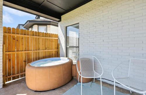 Front Lake Holiday 2BR 1BA Guest Home with Hot Tub - Foto 12