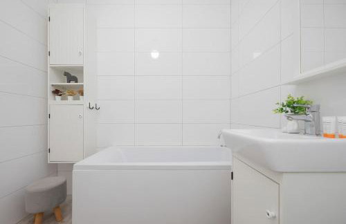 Jasny Apartament z Tarasem i Parkingiem by Noclegi Renters - Foto 26