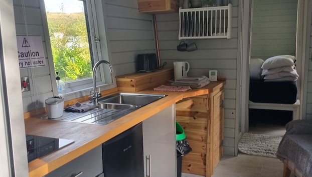 Glamping Hut - Sleeps 2, hot tub & Parking - Foto 4, Cocina privada