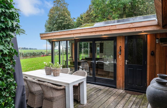 Fantastic Chalet Near Open Waterways, hot tub - Photo 18