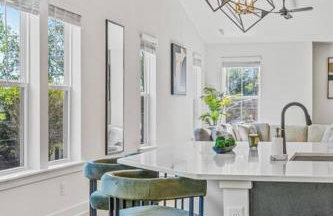 Modern 4BR Retreat in Uptown! - Foto 1