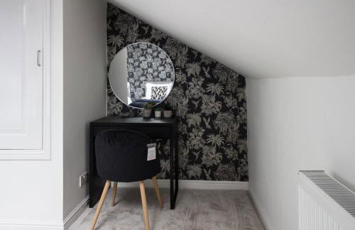 Holmfirth Home, Comfortable Stay, Near Trails and Town, Sleeps 5 - Foto 15