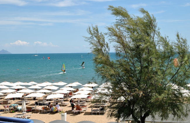 Sea Breeze Seafront Flat - Photo 1