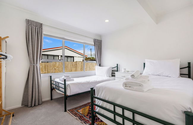 Spacious Renovated 3BR in Ellerslie I Zodiak Stays - Photo 4