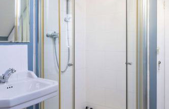 Spacious Coastal Family Home Sleeps 8 - Photo 22