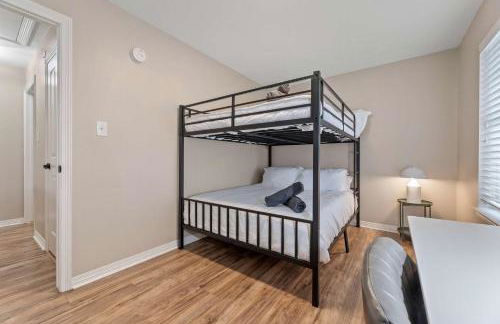 Luxurious Home with Huge Pool - Photo 42