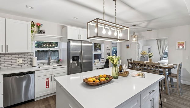 Hot Tub, Firepit, Deck | 10mins to Beach | Middle Terrace Cottage by AvantStay - Foto 3, Interior