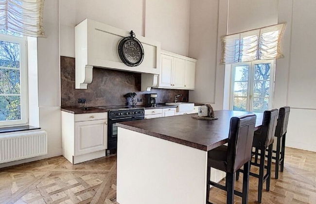 Elegant Hillside Mansion - Photo 11