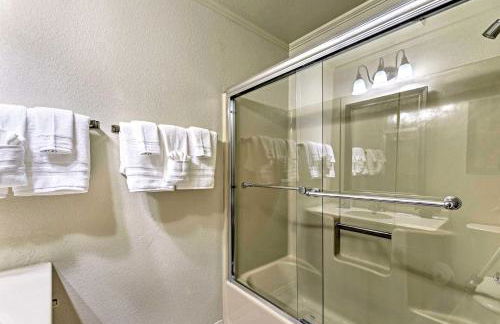 Red River Townhome with Balcony and Mtn Views! - Foto 17