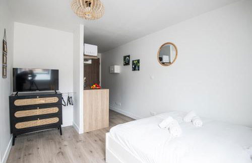 Beautiful Renovated Studio - next to the metro - Foto 10