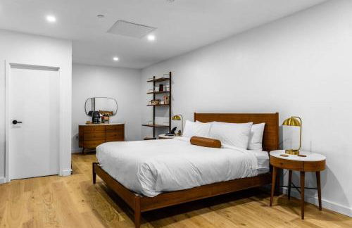 King Bed, Historic Hotel, Bangor, Room # 101 - Foto 1