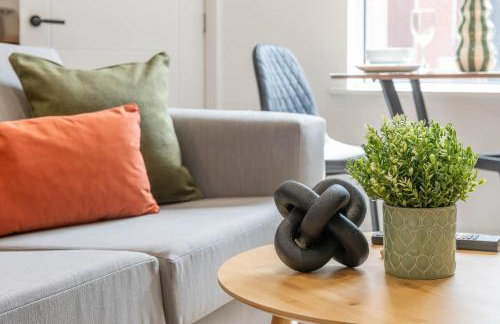 Trendy 1 Bedroom Flat near Leeds City with Free Parking, Ideal for Contractors & Long Stays - NordStay - Foto 2