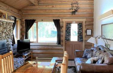 Tranquil Mountain Glamping Retreat: Stunning Log Cabin with a Hot Tub in Darby, MT - Foto 15