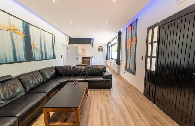 Mansion With Pool & Bar - Photo 15