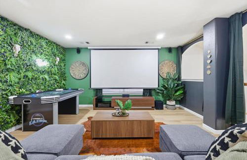 4BR w Pool Cinema Room, Mini Golf & EV - Photo 18