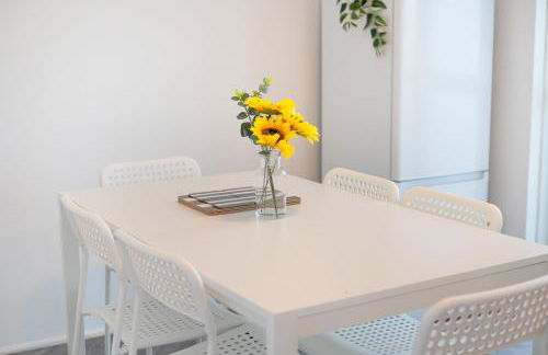 Spacious - 3 Bed - Free Parking - by Holiday Homes - Foto 8