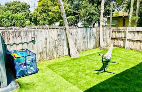 Heated Pool Tropical House with Summer Kitchen 3BR- Oasis in Miami! - Foto 40