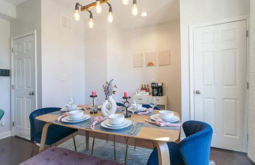 Fam-Biz Friendly 3BD with Fire pit & BBQ - Downtown - Foto 11