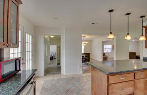 Crescent City Home with Hot Tub Half-Block to Beach - Foto 9